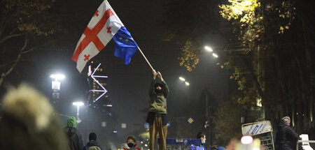 Auf Krawall gestimmt unter dem Banner der EU: Protestierer am So...