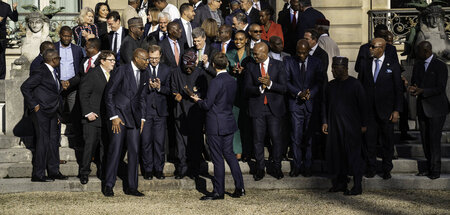 Die nigerianische Delegation rund um Präsident Tinubu (M.) macht...