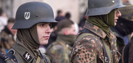 Wer sich Fans der Waffen-SS in den Weg stellt, beschädigt laut G...