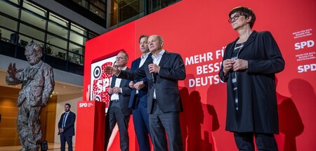 »Für dich«: Kanzlerkandidat Olaf Scholz (2. v. r.), die Parteivo...