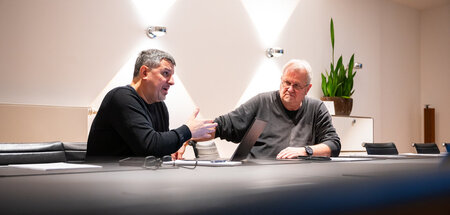 Ob sie mit dem Manöver durchkommen? Dejan Lazić (l.) und Norbert...