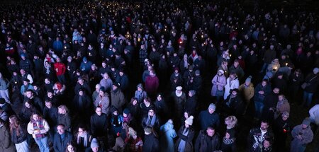 Teilnehmer einer stillen Andacht am Samstag auf dem Domplatz in ...