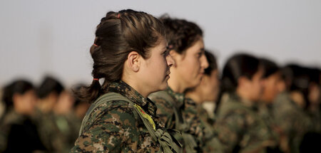 Kämpferinnen der kurdischen Frauenverteidigungseinheiten YPJ im ...