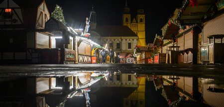 Buden des geschlossenen Magdeburger Weihnachtsmarktes am Montag