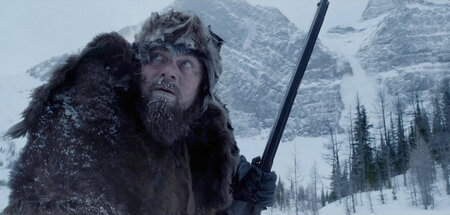 Leonardo DiCaprio als Hugh Glass – grauen Bartes, grauen Auges u...