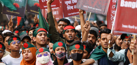 Tausende Menschen haben am Dienstag in Bangladeschs Hauptstadt D...