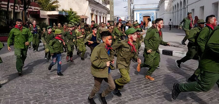 Kinder spielen Siege der Kubanischen Revolution nach (Santa Clar...