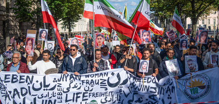 »Frauen, Leben, Freiheit«: Demonstration in Gedenken an im Iran ...