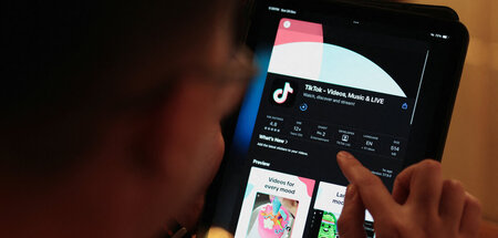 Download der Tik-Tok-App auf einem Smartphone