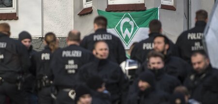 Teure Spielverderber: Polizisten beim Nordderby zwischen Werder ...