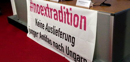 Bis zum Beginn der Pressekonferenz forderte dieses Banner, die s...