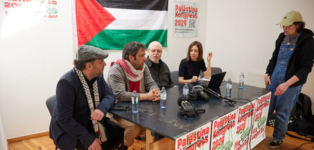 Dror Dayan (zweiter von links) bei einer Pressekonferenz zum Pal...