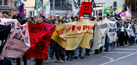 Über 1.000 Menschen demonstrieren gegen die Kriminalisierung von...