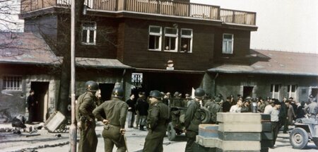 Wachturm Nr. 1 über dem zentralen Eingang des KZ Buchenwald (Auf...