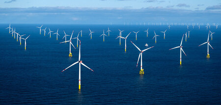 Sieht aus wie ein Slalomparcours auf hoher See, der Offshorewind...