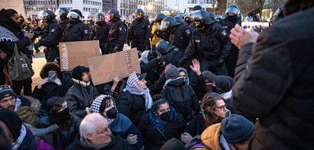 Die Staatsmacht beginnt, ein Sit-in von palästinasolidarischen P...