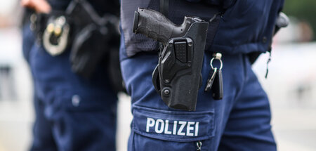 Polizist_mit_Dienstw_81744570.jpg