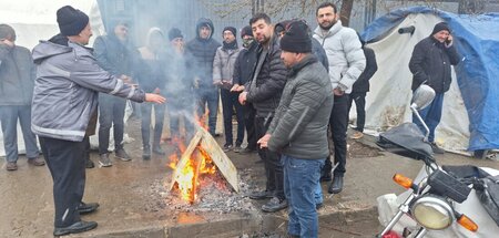 Streikende Arbeiter: Gegen winterliche Kälte hilft ein Feuer, ge...