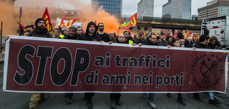 Massendemonstration von Hafenarbeitern in Genua gegen Krieg und ...