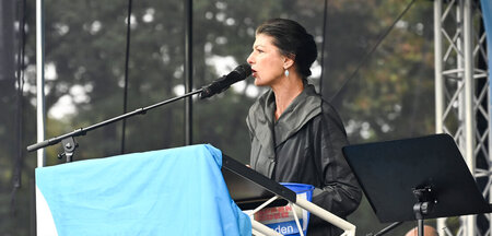 Sahra Wagenknecht redet bei einer Antikriegsdemonstration in Ber...