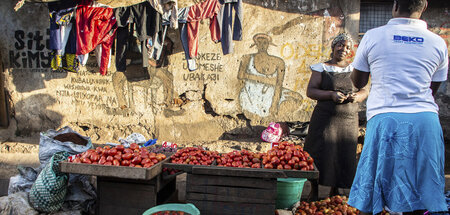 Smalltalk am Gemüsestand (Kibera, 27.5.2019)