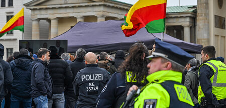 Menschen lauschen in Berlin der Übertragung der Erklärung von Ab...