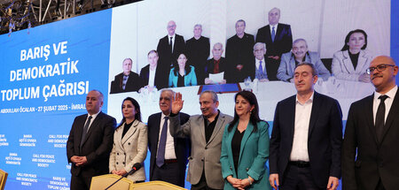 Mitglieder der prokurdischen Dem-Partei auf der Pressekonferenz ...