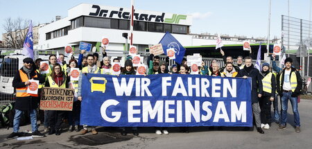 Ein Aufzug für den Ausstand vor der Wiener Zentrale des privaten...