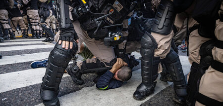 Hochgerüstete Polizisten in Buenos Aires gehen brutal gegen Demo...