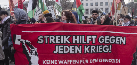 »Friedesfähig statt kriegstüchtig«: Antisiko-Demonstration in Mü...