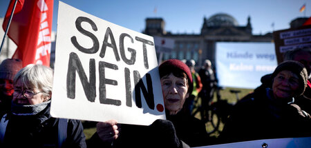 Kundgebung der Friedensbewegung vor dem Reichstagsgebäude (Berli...