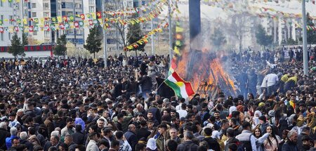 Gewohnt kämpferisch: Kurden in Diyarbakır feiern das Newroz-Fest...