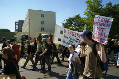 Demonstration gegen den Abschiebeknast in Berlin-Grünau im Juli