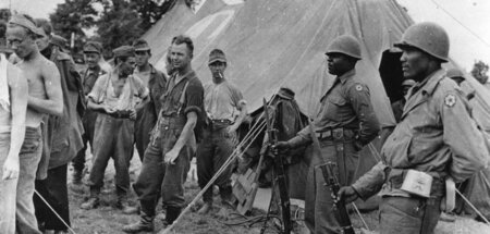 Afroamerikanische Soldaten bewachen deutsche Kriegsgefangene in ... Afroamerikanische Soldaten bewachen deutsche Kriegsgefangene in ...