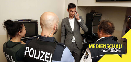 Hilfssheriff Martin Hikel inszeniert sich bei einer Razzia in ei... Hilfssheriff Martin Hikel inszeniert sich bei einer Razzia in ei...