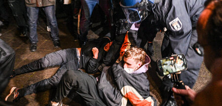 Auf Kamera: Polizeigewalt während der Demonstration zum zweiten ... Auf Kamera: Polizeigewalt während der Demonstration zum zweiten ...