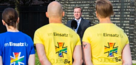 Vor dem Hissen der Regenbogenflagge im Bendlerblock: Verteidigun... Vor dem Hissen der Regenbogenflagge im Bendlerblock: Verteidigun...