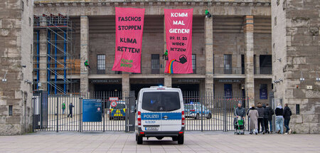 Auch die Umweltschutzgruppe »Robin Wood« mobilisiert für den Pro... Auch die Umweltschutzgruppe »Robin Wood« mobilisiert für den Pro...