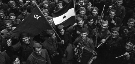 Die blau-weiß-rote Partisanen-Fahne mit rotem Stern wurde später... Die blau-weiß-rote Partisanen-Fahne mit rotem Stern wurde später...