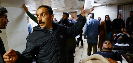 Verletzte werden nach dem israelischen Angriff auf Beit Dschinn ... Verletzte werden nach dem israelischen Angriff auf Beit Dschinn ...