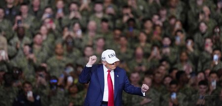 Tanz den Trump. Soldaten auf dem US-Flugzeugträger »George Washi... Tanz den Trump. Soldaten auf dem US-Flugzeugträger »George Washi...