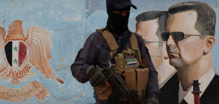 HTS-Kämpfer vor einem Wandbild des gestürzten syrischen Präsiden... HTS-Kämpfer vor einem Wandbild des gestürzten syrischen Präsiden...