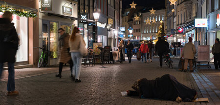 Der Kontrast von Konsumrausch und Elend ist im Kapitalismus so n... Der Kontrast von Konsumrausch und Elend ist im Kapitalismus so n...