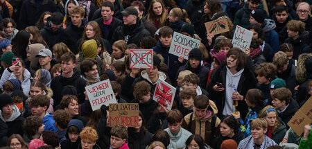 Vitale junge Generation will nicht als Kanonenfutter im Schützen... Vitale junge Generation will nicht als Kanonenfutter im Schützen...