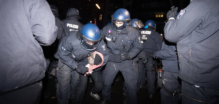 Der Normalfall: Rabiate Festnahme auf einer palästinasolidarisch... Der Normalfall: Rabiate Festnahme auf einer palästinasolidarisch...