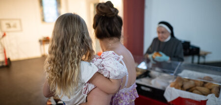 Selbst Kinder müssen in der reichen Bundesrepublik von den weitv... Selbst Kinder müssen in der reichen Bundesrepublik von den weitv...