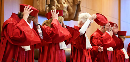 Verfassungsrichter bei der Anprobe Verfassungsrichter bei der Anprobe