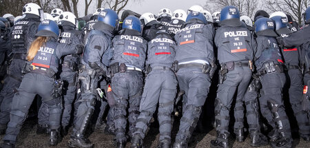 Vorne schlagen, hinten drücken, in voller Montur: Typisches Vorg... Vorne schlagen, hinten drücken, in voller Montur: Typisches Vorg...