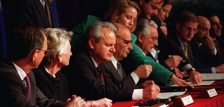 Milošević, Izetbegović und Tuđman (in der Mitte von l. nach r.) ... Milošević, Izetbegović und Tuđman (in der Mitte von l. nach r.) ...