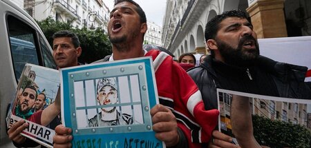 Gegen Repressionen in der Kabylei: Demonstranten verlangen die F... Gegen Repressionen in der Kabylei: Demonstranten verlangen die F...